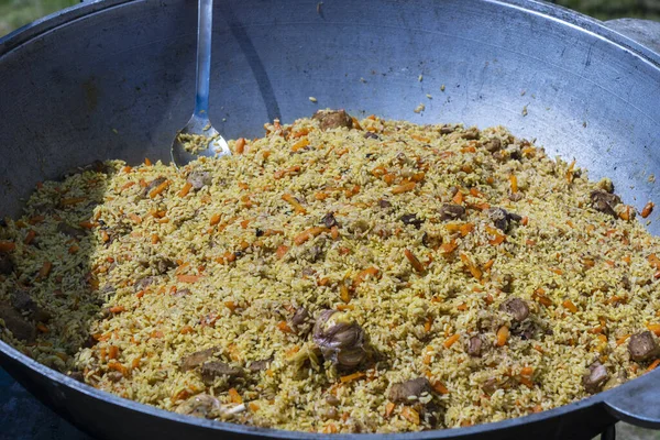 Ukrayna 'daki sokak gıda pazarında büyük bir kazanda geleneksel pilav pişirmek.