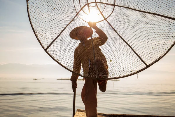 Lago Inle Mianmar Janeiro 2016 Pescador Birmanês Barco Bambu Captura — Fotografia de Stock