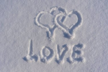 Kışın beyaz, taze bir karda sevdiğim iki kalp şekli ve metin, yakın çekim. Kış aşkı sembolü romantizm şekli selamlama, arkaplanı kopyala