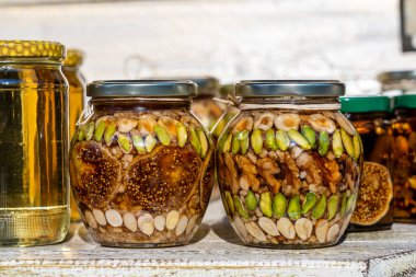 Karadağ 'da turist olarak satılmak üzere fındık ve meyve dolu cam kavanozda bal var. Kapatın.