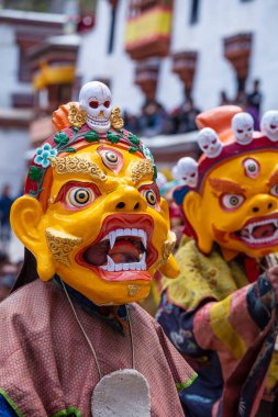 Ladakh, Hindistan - 27 Haziran 2015: Cham Hemis Festivali, Kuzey Hindistan 'ın Ladakh şehrinde kötülüğe karşı kazanılan zaferi kutlayan maskeli danstır. Tibetli adam dans ediyor.