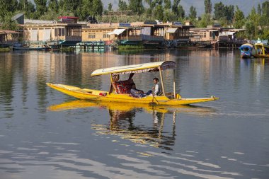Srinagar, Hindistan - Temmuz 02, 2015: Dal Gölü 'nde yaşam tarzı, Hindistan' ın Srinagar, Jammu ve Kashmir eyaletlerinde küçük bir taşımacılık teknesi olan Shikara 'yı kullanıyor.