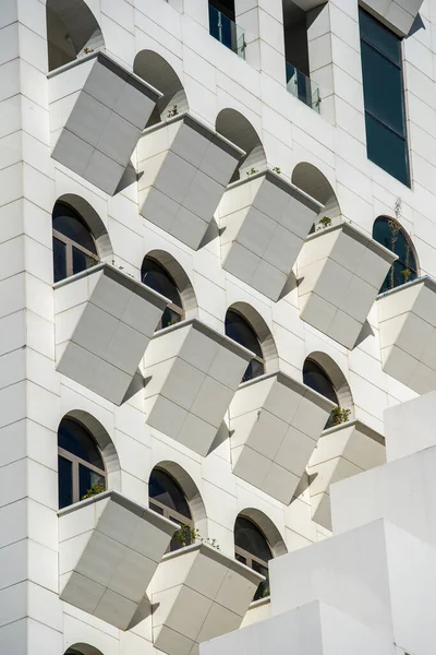 现代公寓楼的立面 建筑外景阳台立面线条模式及建筑设计理念 — 图库照片