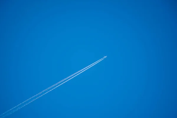 Pesawat Contrail Terhadap Langit Biru Dengan Ruang Fotokopi Pesawat Langit — Stok Foto