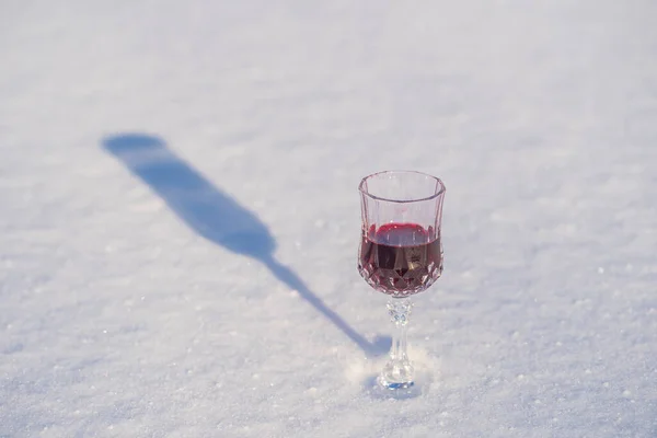 Hausgemachte Tinktur Aus Roter Kirsche Einem Weinkristallglas Auf Schneeweißem Hintergrund — Stockfoto