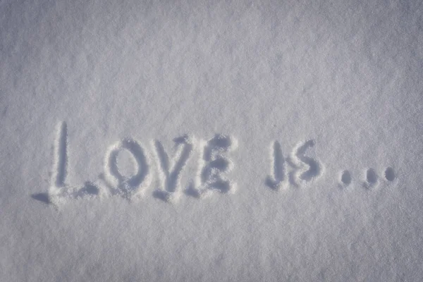 テキストの愛は冬の白い新鮮な雪の上にあり 閉じます ロマンスの形の挨拶として冬の愛のシンボル コピースペースの背景 — ストック写真