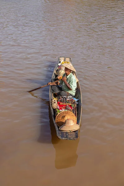 Lac Inle Myanmar Birmanie Janvier 2016 Homme Birman Sur Petit — Photo