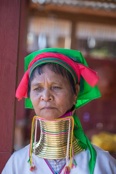 Inle Gölü, Myanmar - 14 Ocak 2016: Padaung Kabilesi kadını Myanmar, Myanmar, Burma 'da fotoğraf çektirmek için poz veriyor. Padaung-Karen kabilesindeki kadınlar Myanmar' ın azınlığındalar..
