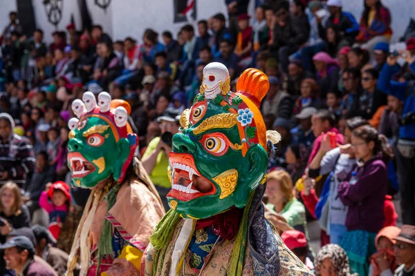 Ladakh, Hindistan - 27 Haziran 2015: Cham Hemis Festivali, Kuzey Hindistan 'ın Ladakh şehrinde kötülüğe karşı kazanılan zaferi kutlayan maskeli danstır. Tibetli adam dans ediyor.