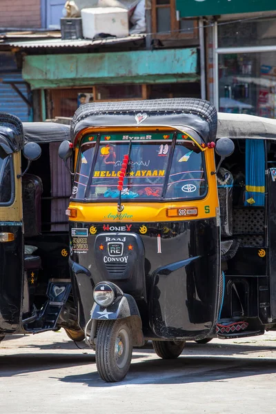 Srinagar India July 2015 Auto Rickshaw Taxis Road Srinagar Jammu — Stock Photo, Image