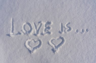 İki kalp şeklinde ve mesaj şeklinde aşk kışın beyaz, taze bir kardadır, yakın çekim. Kış aşkı sembolü romantizm şekli selamlama, arkaplanı kopyala