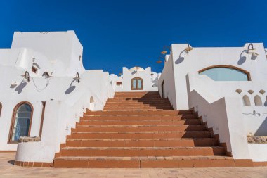Merdiven detayları ve Mısır 'ın Sharm El Sheikh caddesinde beyaz bir evin duvarı, mimari konsept.
