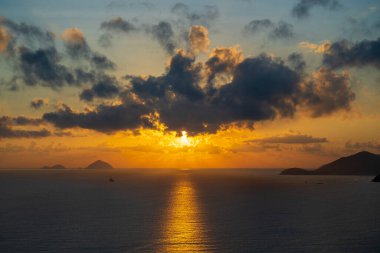 Hon Chong Burnu, Nha Trang, Vietnam 'da manzara gündoğumu. Seyahat ve doğa kavramı. Sabah gökyüzü, bulutlar, güneş ve deniz suyu şafakta