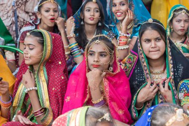Pushkar, Hindistan - 16 Kasım 2018: Geleneksel Rajasthani kıyafeti giyen Hintli kızlar Pushkar, Rajasthan, Hindistan 'da Çöl Festivali' ne katıldılar