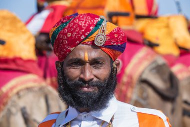 Jaisalmer, Hindistan - 08 Şubat 2017: Geleneksel Rajasthani kıyafeti giyen Hintli adam Jaisalmer, Rajasthan 'da Çöl Festivali' nin bir parçası olarak Bay Çöl Yarışmasına katıldı. Kapat.