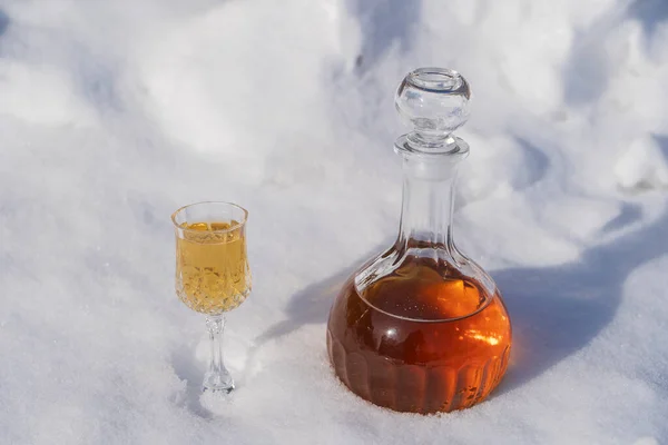 Hausgemachte Fruchttinktur Einer Glasflasche Und Ein Weinkristallglas Auf Schneeweißem Hintergrund — Stockfoto