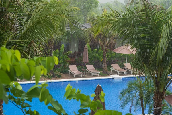 Tropische Zomer Regen Vallen Grote Regendruppels Vallen Zwembad Buurt Van — Stockfoto