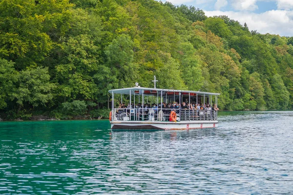 Plitvice Lakes Croatia August 2021 People Sail Tourist Boat Coast — Stock Photo, Image