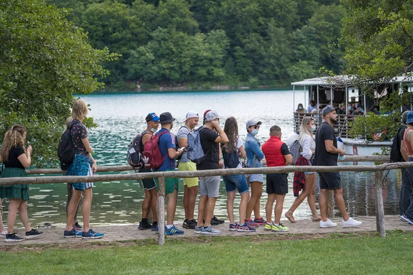 Plitvice Lakes Croácia Agosto 2021 Longa Fila Pessoas Esperando Barco — Fotografia de Stock
