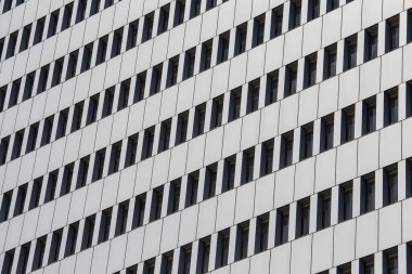 Arka planda pencereleri olan bir binanın taş duvarı, kapatın. Mauritius Adası