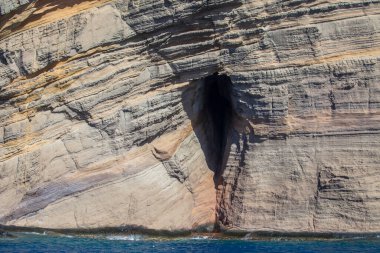 Mauritius adasının yakınında derin bir mağarası olan büyük bir dağ.