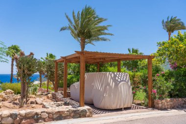 Güneşli havada, plajda, deniz kenarında, Mısır, Afrika, Sharm El Sheikh tatil köyünde korunaklı bir araç.