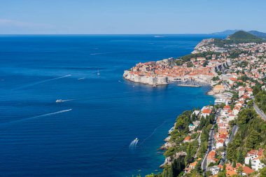 Hırvatistan 'ın eski Dubrovnik kasabası, mavi deniz ve dağlarının hava manzarası. Adriyatik Denizi 'nin Dalmaçya kıyıları, Avrupa. Seyahat ve doğa kavramı