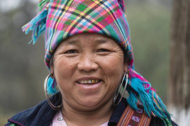 Sapa, Vietnam - Mart 03, 2020: Kuzey Vietnam 'daki Sapa dağ köyündeki sokak pazarındaki etnik kadın portresi