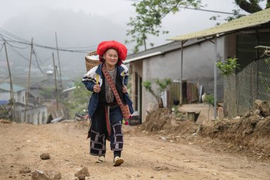 Sapa, Vietnam - Mart 03, 2020: Kuzey Vietnam 'daki Sapa bölgesindeki dağ köyünde geleneksel giyinmiş Hmong etnik kadın, yakın plan