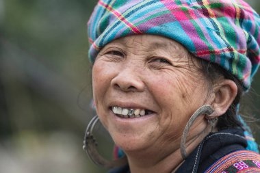 Sapa, Vietnam - Mart 06, 2020: Kuzey Vietnam 'daki Sapa dağ köyündeki sokak pazarında etnik kadın portresi
