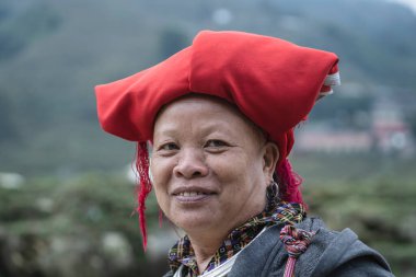 Sapa, Vietnam - Mart 06, 2020: Kuzey Vietnam 'daki Sapa bölgesindeki dağ köyünde geleneksel giyinmiş Hmong etnik kadın, yakın plan