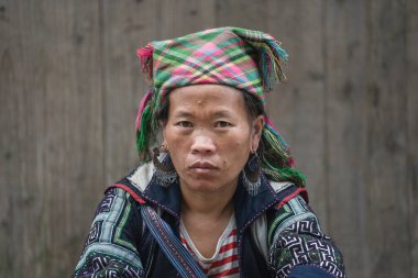 Sapa, Vietnam - Mart 06, 2020: Kuzey Vietnam 'daki Sapa dağ köyündeki sokak pazarında etnik kadın portresi
