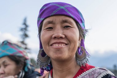 Sapa, Vietnam - Mart 06, 2020: Kuzey Vietnam 'daki Sapa dağ köyündeki sokak pazarında etnik kadın portresi