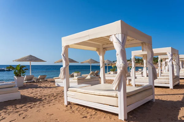 Witte Zonnekap Met Matras Luxe Zandstrand Tropisch Resort Aan Rode — Stockfoto