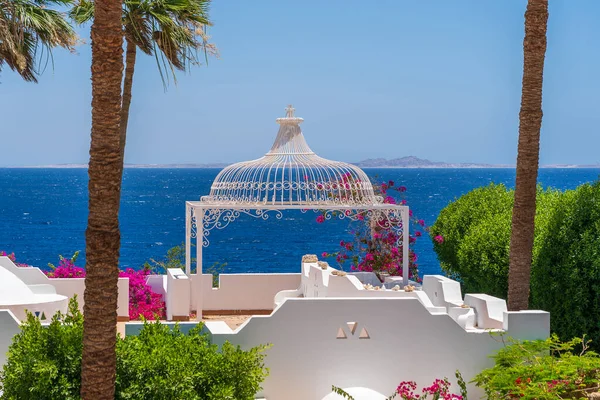 Belo Gazebo Decorativo Branco Telhado Casa Com Vista Para Costa — Fotografia de Stock