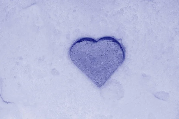 冬の白い新雪にハート型 ロマンスの形の挨拶として冬の愛のシンボル スペースの背景をコピーします そうだ 2022年の色 写真のウルトラバイオレットクリエイティブとムーディーカラー — ストック写真