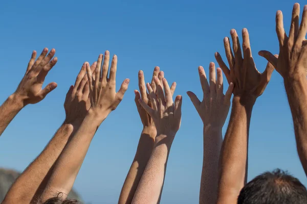 Groupe Personnes Lever Les Mains Dans Air Travers Ciel Bleu — Photo