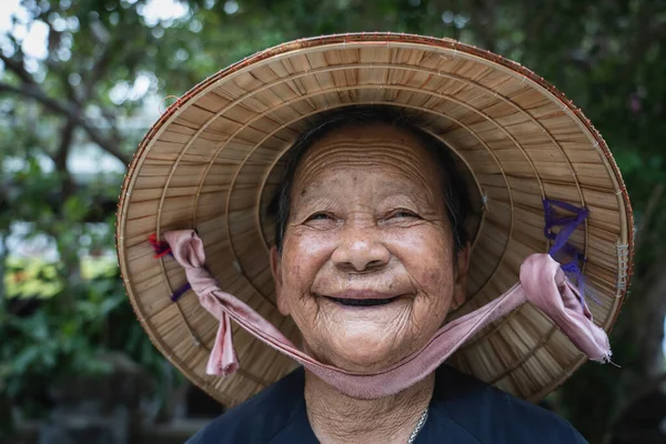 Danang Vietnam Junio 2020 Anciana Étnica Feliz Con Sombrero Paja — Foto de Stock