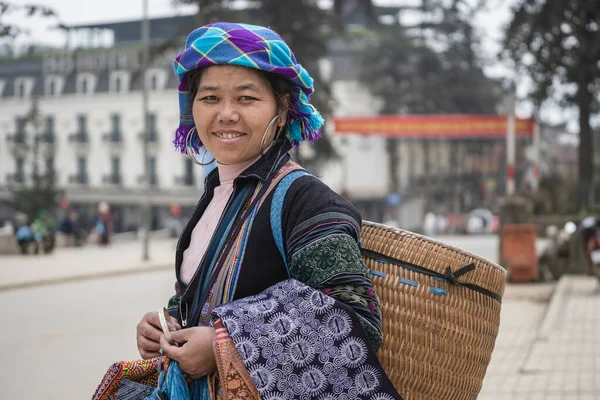 ベトナム 2020年3月2日 北ベトナムサパの山間の村の路上市場における民族女性の肖像画 — ストック写真