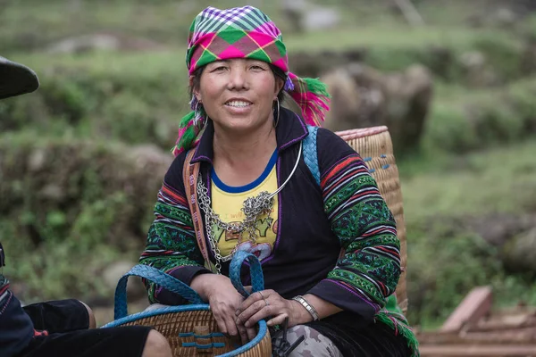 Sapa, Vietnam - Mart 06, 2020: Kuzey Vietnam 'daki Sapa dağ köyündeki sokak pazarında etnik kadın portresi