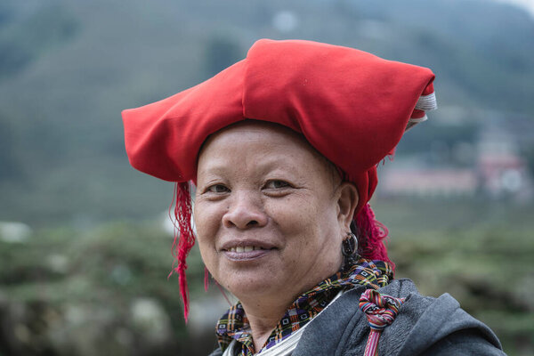 Сапа, Вьетнам - 06 марта 2020 года: Хмонг этническая женщина в традиционной одежде на улице в горной деревне в регионе Сапа, Северный Вьетнам, крупным планом