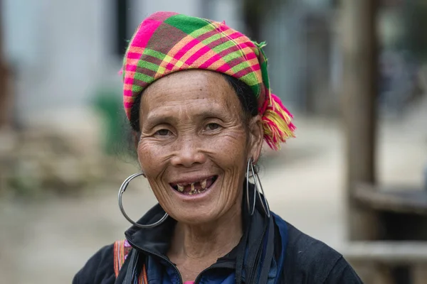 ベトナム 2020年3月6日 北ベトナムサパの山間の村の路上市場における民族女性の肖像画 — ストック写真