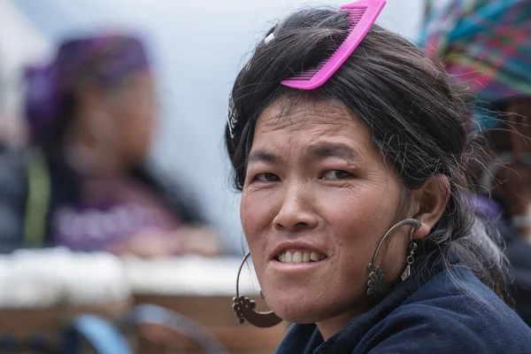 ベトナム 2020年3月6日 北ベトナムサパの山間の村の路上市場における民族女性の肖像画 — ストック写真