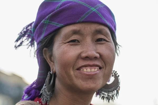 Sapa Vietnam Marzo 2020 Retrato Hmong Mujer Étnica Mercado Callejero —  Fotos de Stock