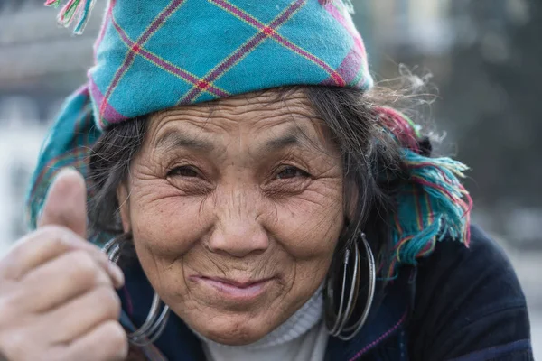 Sapa Vietnam Marzo 2020 Retrato Hmong Mujer Étnica Mercado Callejero —  Fotos de Stock