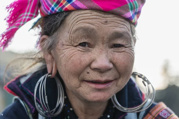 Sapa, Vietnam - Mart 06, 2020: Kuzey Vietnam 'daki Sapa dağ köyündeki sokak pazarında etnik kadın portresi