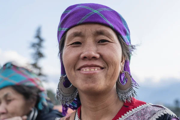 Sapa, Vietnam - Mart 06, 2020: Kuzey Vietnam 'daki Sapa dağ köyündeki sokak pazarında etnik kadın portresi