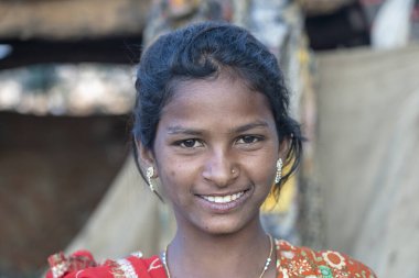 Pushkar, Hindistan - 17 Kasım 2018: Çölde Hintli genç kız Thar zamanında Pushkar Camel Mela kutsal şehir Pushkar, Rajasthan, Hindistan, yakın portre