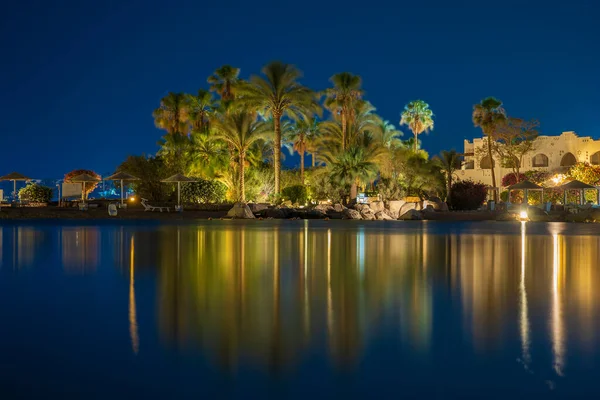 이집트의 휴양지인 셰이크에서 밤에는 해변의 바닷물 라운지 파라솔등 모습을 드러낸다 — 스톡 사진