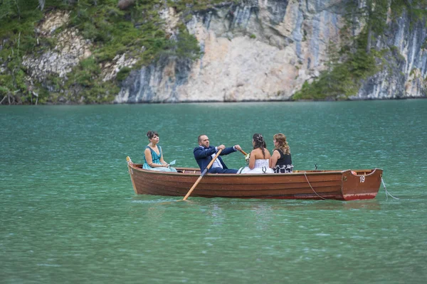 Lago Braies Italia 2021 Las Personas Reman Los Barcos Tradicionales —  Fotos de Stock